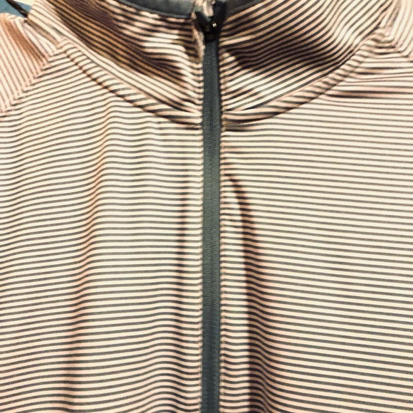 Walter Hagen Golf pull-over 1/4 zip. Like new! Size Medium. Very lightweight - Picture 3 of 3